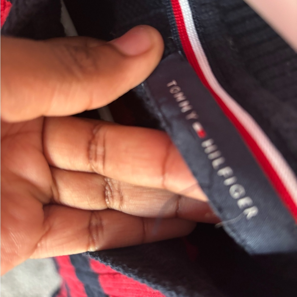 This is a Tommy Hilfiger sweater!😇🥲🤣😂😍😜